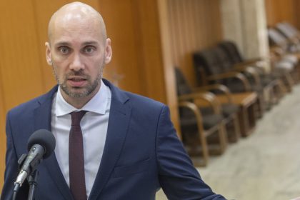 Slovensko moze celit vycerpaniu zasob ropy skor alternativa cez Chorvatsko naraza na obmedzenia varuje Galek
