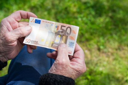 Slovensko premarnilo prilezitost zlepsit sluzby pre dchodcov za 100 milionov eur zatial co tisice seniorov cakaju peniaze zostali nevyuzite
