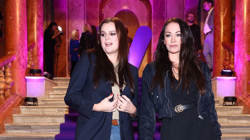 Sokujuci rozvod v Cesku Bola od neho mladsia o 36 rokov on bol zenaty s inou ked si zacali A teraz Konci par ktory miloval bulvar aj internet