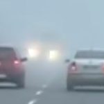 VIDEO Extremne riziko predbiehania v hmle Sekunda delila auto od smrtelnej zrazky s kamionom