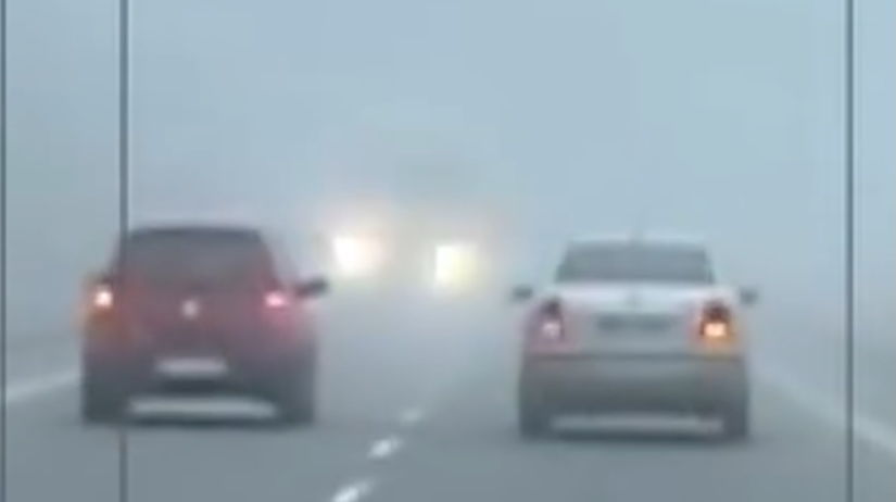 VIDEO Extremne riziko predbiehania v hmle Sekunda delila auto od smrtelnej zrazky s kamionom