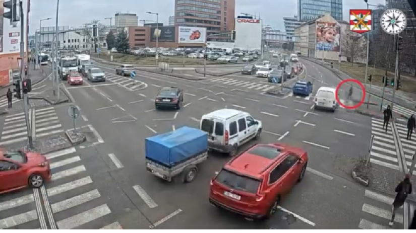 VIDEO Hroziva zrazka na priechode Auto zrazilo zenu ked vbehla na cervenu