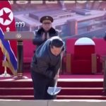 VIDEO Kim Cong un s lopatou v ruke odpalil naloze