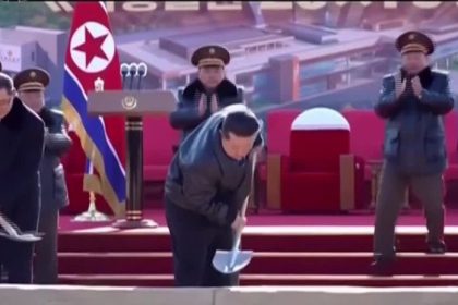 VIDEO Kim Cong un s lopatou v ruke odpalil naloze
