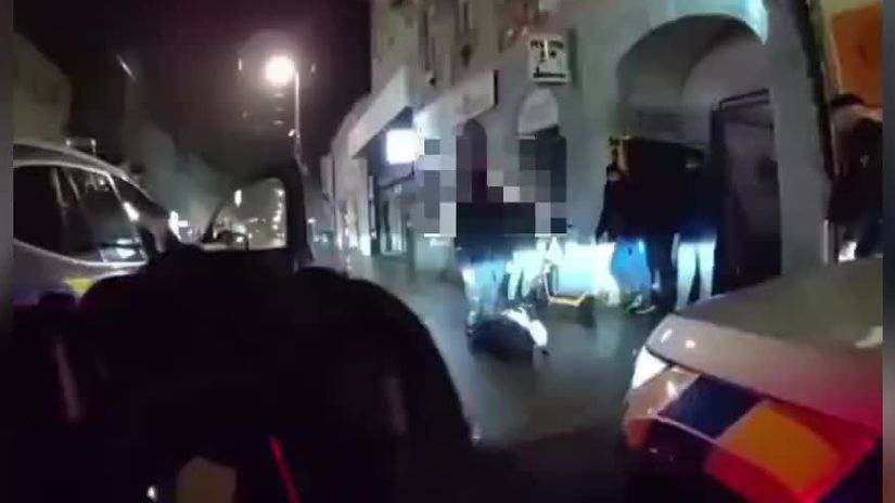 VIDEO Muz so sekerou v centre Bratislavy skoncil v rukach policie