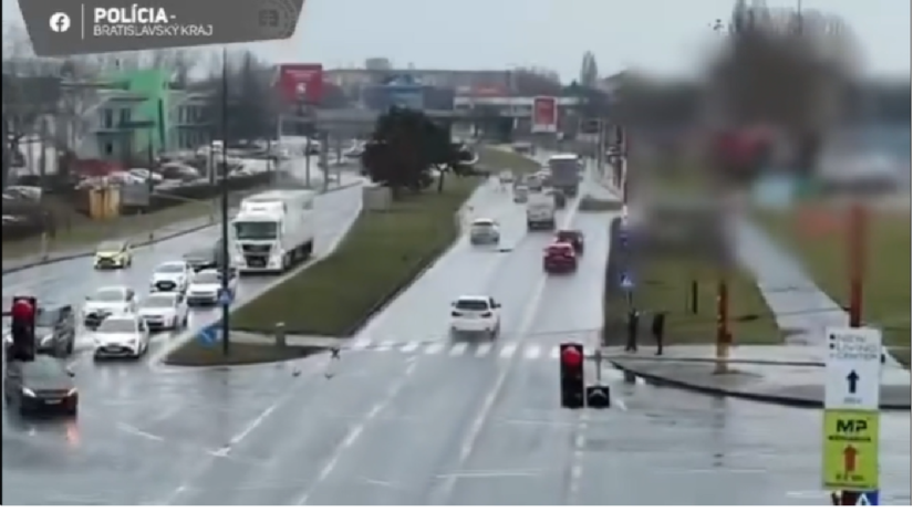 VIDEO Sofr riskoval na erven kvli pr uetrenm sekundm Pozrite si ak pomocnk pomohol policajtom