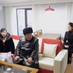 VIDEO Vodca Kim odmeni rodiny padlych vojakov takymito bytmi Nova stvrt symbolizuje duch a obetu