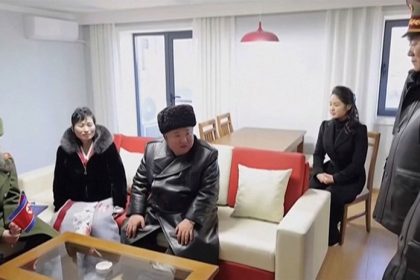 VIDEO Vodca Kim odmeni rodiny padlych vojakov takymito bytmi Nova stvrt symbolizuje duch a obetu