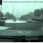 VIDEO Zene praskla plodova voda a zacal sa boj s casom Policajti takto pohotovo pomohli babatku prist na svet