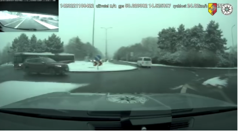 VIDEO Zene praskla plodova voda a zacal sa boj s casom Policajti takto pohotovo pomohli babatku prist na svet