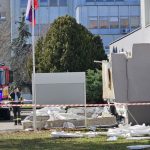 Z Klientskeho centra v Komarne sa odlomila cast strechy jeden clovek zomrel Sutaj Estok Nemono vylucit vplyv vikendoveho zemetrasenia