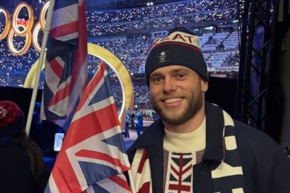 Za vulgarny odkaz Trumpovi a jeho agentom celi vyhrazkam smrtou Stojim si za tim hlasi britsky lyziar