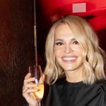 Ziadna cipka ale poriadny osial Dara Rolins 53 sa vyzliekla v hotelovej spalni a prezradila ako spava Fanusikov rozpalila
