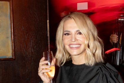 Ziadna cipka ale poriadny osial Dara Rolins 53 sa vyzliekla v hotelovej spalni a prezradila ako spava Fanusikov rozpalila