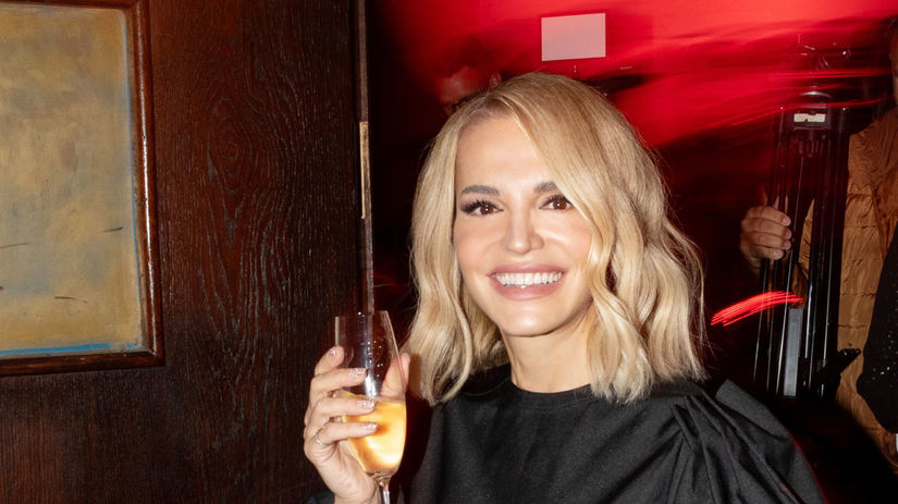 Ziadna cipka ale poriadny osial Dara Rolins 53 sa vyzliekla v hotelovej spalni a prezradila ako spava Fanusikov rozpalila