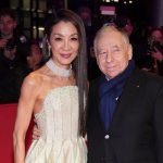 Ziadny dochodok Michelle Yeoh si v Berlne prevzala Zlateho medveda a poslala jasny odkaz filmovemu svetu Ameriku radsej nespomenula