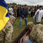 Zivy v hrobe nazive Co sa stane s peniazmi ktore stat poskytol rodine ukrajinskeho vojaka omylom oznaceneho za mrtveho