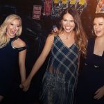 po styridsiatke sa vydava za dvadsiatnicku novy serial od tvorcu sexu v meste a emily in paris prichadza na slovenske obrazovky