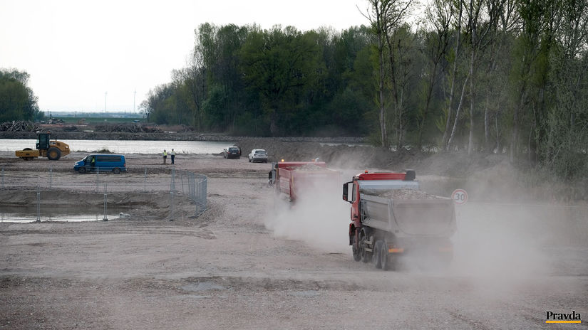 tragedia na stavbe obchvatu 68 rocny muz prisiel o zivot nasli ho pri pracovnom stroji