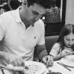 zakaznik si v restauracii objednal obed za 400 eur kamery zachytili jeho nechutny pokus vyhnut sa plateniu