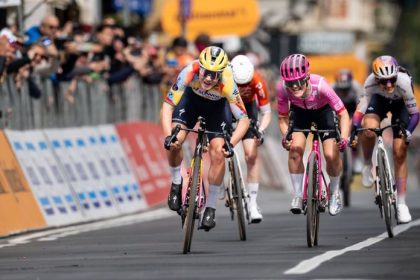 Brutalne pady na trase Milano San Remo Mam velke obavy bolo to hrozne hovoril zdeseny cesky komentator Pogararovi chyba uz len Roubaix