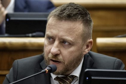 Kotlar predstavil nove tvrdenia o vakcinach opiera sa o Pekovu a toxikologa Pfizeru