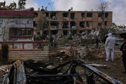 Kto naozaj riadi Iran A co vsetko vydrzi rezim v Teherane Odpoveda historik ktory uz zazil jednu vojnu