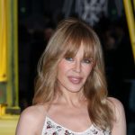 Kylie Minogue 57 hviezdou v Parizi V cipke od Chanel popiera vek ohurila aj vedla kras mladsich o polovicu