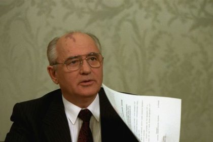 Legendarny Gorbacov by mal 95 rokov Mnohi Rusi ho preklinaju Preco v nom vidia hlupaka zradcu a slabocha