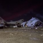 Lietadlo v Bolivii spadlo na cestu zahynulo najmenej 15 ludi Bolo plne penazi z neho sa vznasali bankovky