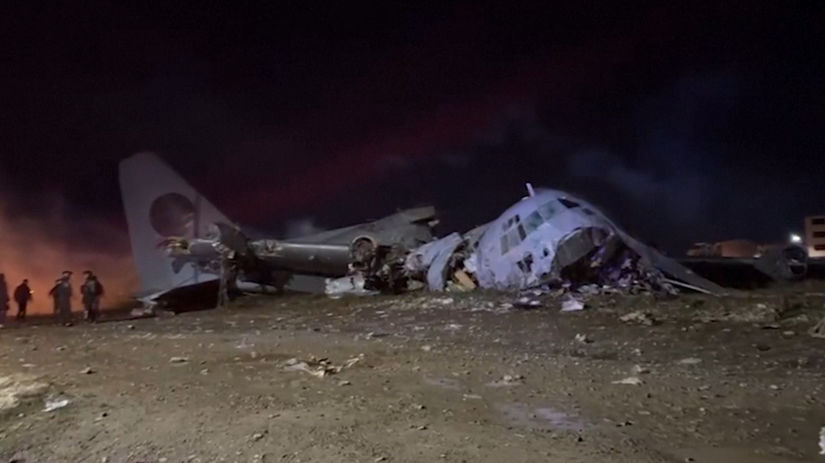 Lietadlo v Bolivii spadlo na cestu zahynulo najmenej 15 ludi Bolo plne penazi z neho sa vznasali bankovky