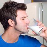 Mate doma tieto pohare urcite z nich nepite uvolnuju sa z nich skodlive olovo a kadmium