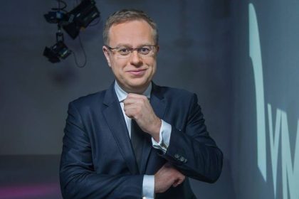 Necakany koniec Vaclav Moravec po vyse dvoch dekadach odchadza z Ceskej televizie Obava sa o nezavislost redakcnej prace