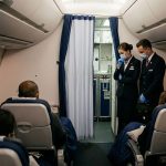 Pasazieri stravili v lietadle 13 hodin s mrtvym telom ku koncu uz citili aj zapach Po pristati na nich cakalo policajne vysetrovanie