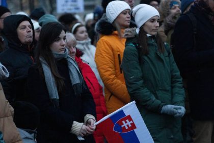 Prieskum Priblizne tri stvrtiny mladych ludi zvazuju odchod do zahranicia