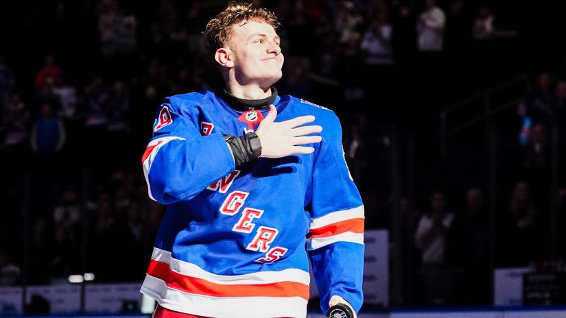 Pripomina psa ktory nahana kost trener NY Rangers vychvalil slovenskeho mladika Sykoru