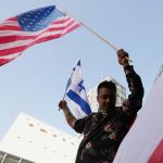 Slzy v statnej televizii ohnostroje v uliciach Iran explodoval emociami davy oslavuju smrt Chameneinho