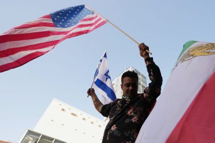 Slzy v statnej televizii ohnostroje v uliciach Iran explodoval emociami davy oslavuju smrt Chameneinho