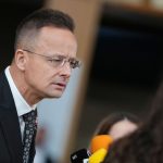 Tien Moskvy v Bruseli Szijjarto priznal pravidelny kontakt s Lavrovom