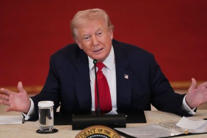 Trump dviha Stit Amerik a posiela armadu do boja proti drogovym kartelom V Ekvadore padli prve smrtelne vystrely