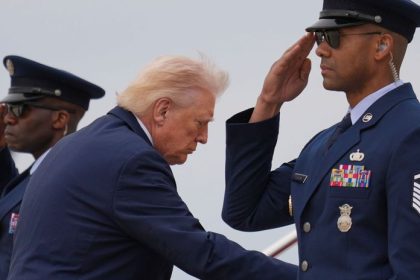 Trump hovori o produktivnych rozhovoroch s Iranom a odklada utoky Teheran o nicom nevie