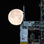 Udalost storocia Mesiac zasiahol obrovsky objekt a vytvoril mimoriadne velky k rater