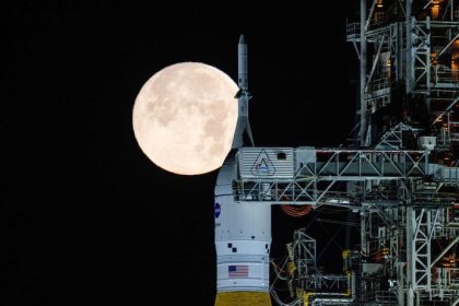 Udalost storocia Mesiac zasiahol obrovsky objekt a vytvoril mimoriadne velky k rater