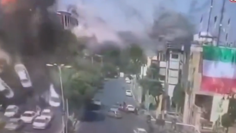 VIDEO Auta lietali ako hracky Bleskovy utok Izraela znicil sidlo iranskeho vodcu na kusy