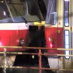 VIDEO Boli to sekundy odvahy alebo hluposti Jazda chlapcov medzi voznami sokovala okolie