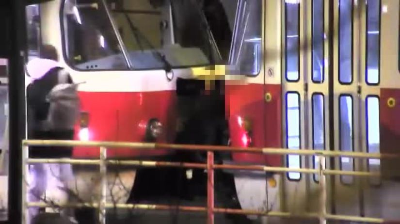 VIDEO Boli to sekundy odvahy alebo hluposti Jazda chlapcov medzi voznami sokovala okolie