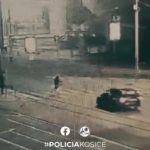 VIDEO Hroziva zrazka Muza zrazilo auto na priechode vbehol nan na cervenu