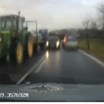 VIDEO Riskantne predbiehanie cez plnu ciaru ktore sa len tak nevidi Sufer to urobil takmer naslepo