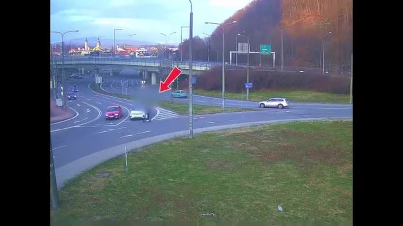 VIDEO Stacila chvila nepozornosti a uz ho mal pod kolesami Takto dopadol jazdec na kolobezke po tvrdom naraze