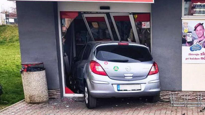 Vodicka si pomylila brzdu s plynom a skoncila v obchode